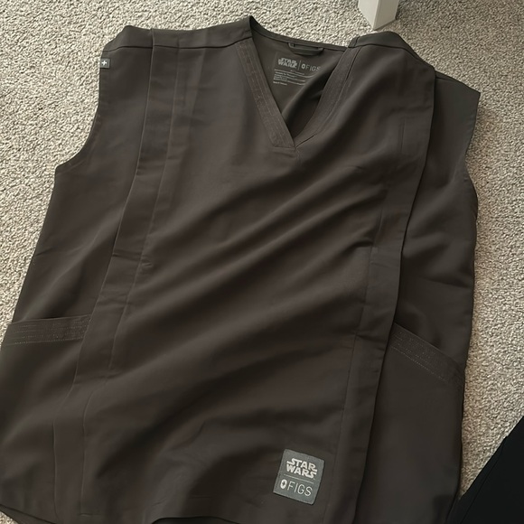 Star Wars edition espresso color Figs scrub top - Picture 1 of 1